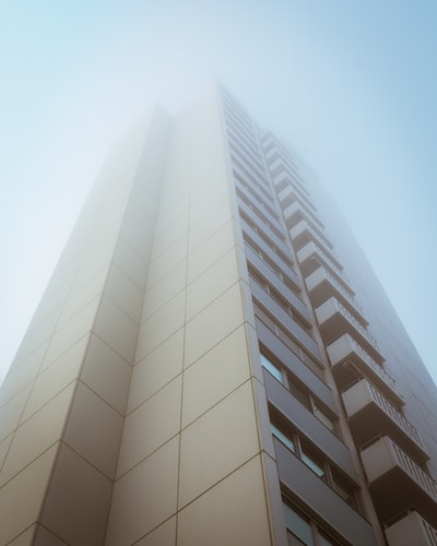 白色混凝土建筑白天